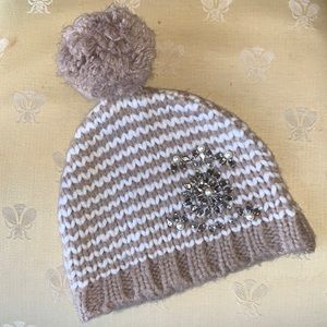 EUC Women’s Loft tan/off white knit ski cap with pom pom and jeweled detail